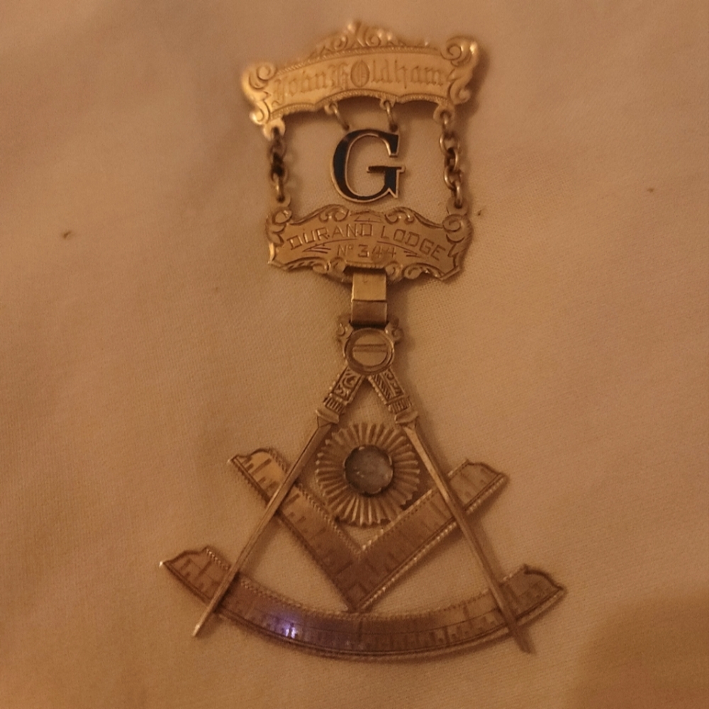 Vintage masonic pin (1915) with gem